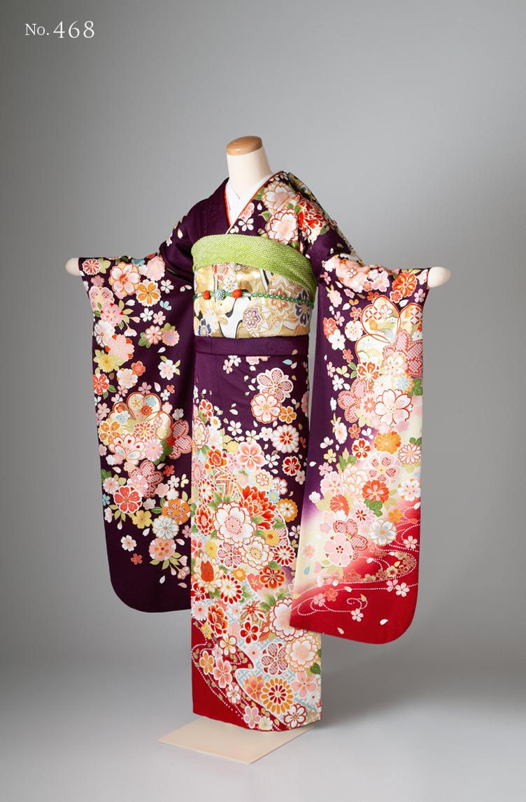 振袖レンタル：濃い紫に菊や桜の模様が描かれた振袖。