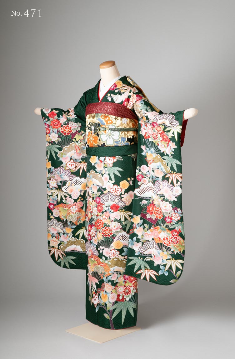 振袖レンタル：深緑に花や葉が描かれた豪華な振袖。