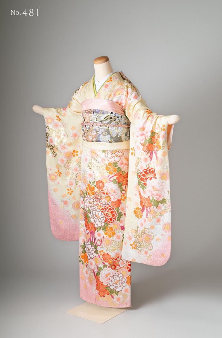 振袖レンタル：淡い黄色に淡色花模様のかわいい振袖。