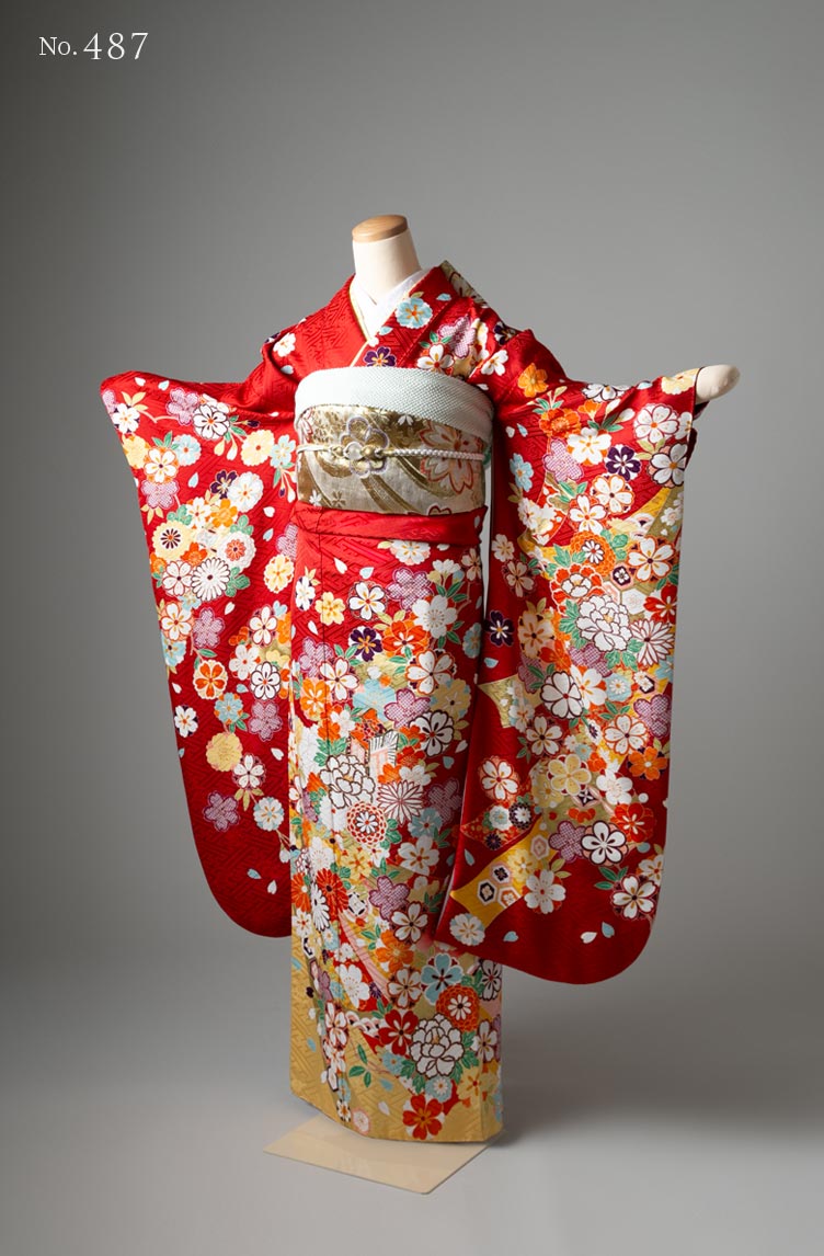 振袖レンタル：赤に花がたくさん描かれた豪華な振袖。