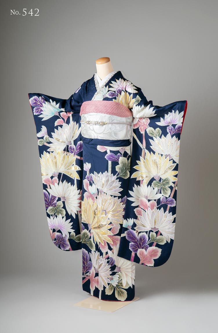 振袖レンタル：落ち着いた紺色に菊の花が咲いたモダンな振袖。