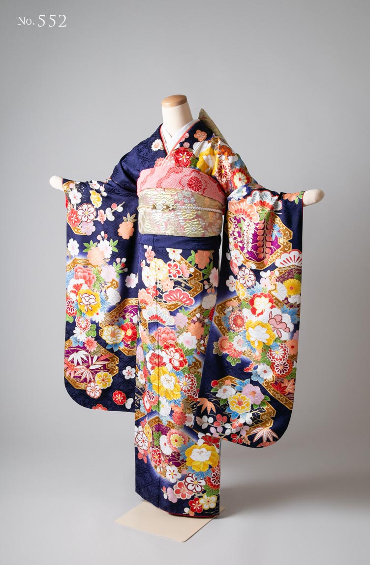 振袖レンタル：人気の青色の振袖にカラフルな花が描かれた二十歳の振袖。