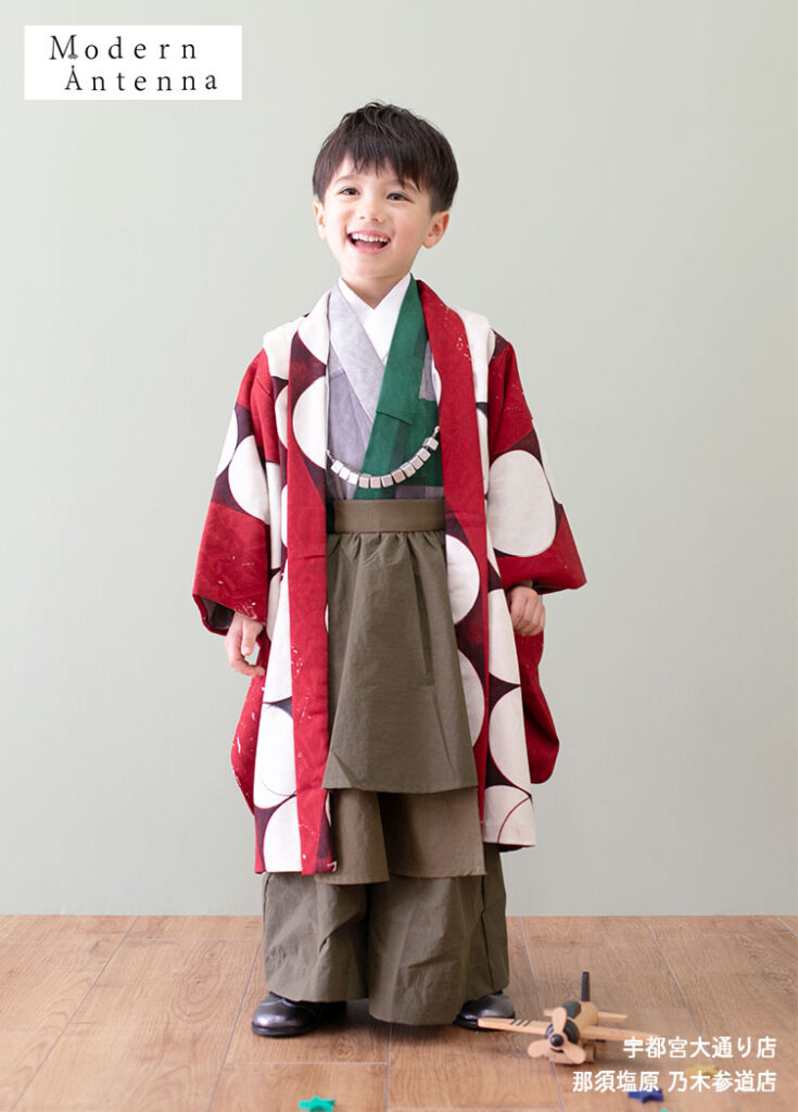 七五三５歳：カーキ―の袴が目を惹くモダンアンテナの着物を着た５才の男の子。