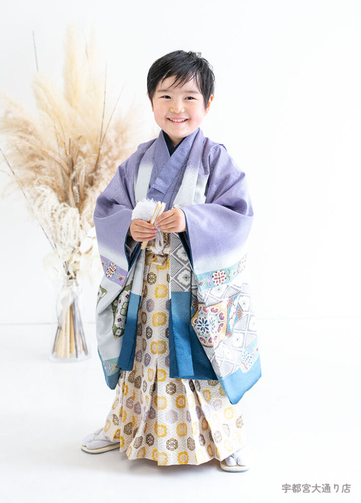 七五三５歳：パープルと白の上品な着物を着た5才の男の子。