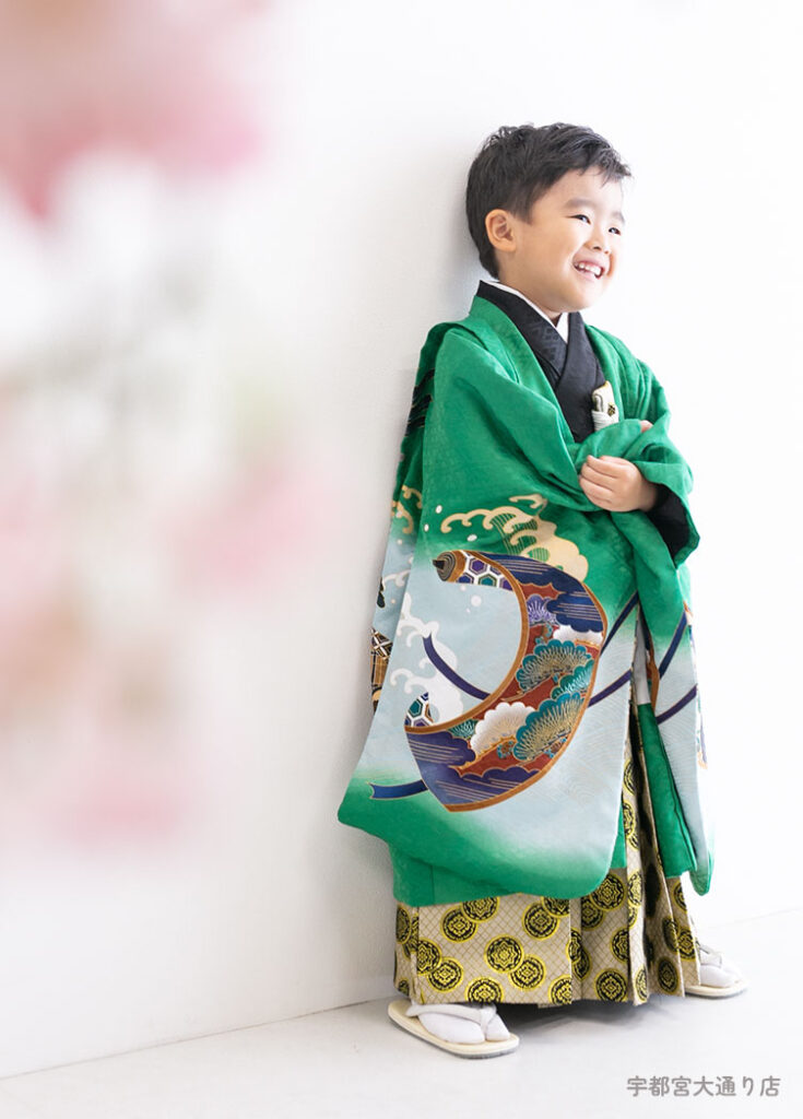 七五三５歳：鮮やかなグリーンの古典柄の着物を着た5才の男の子。