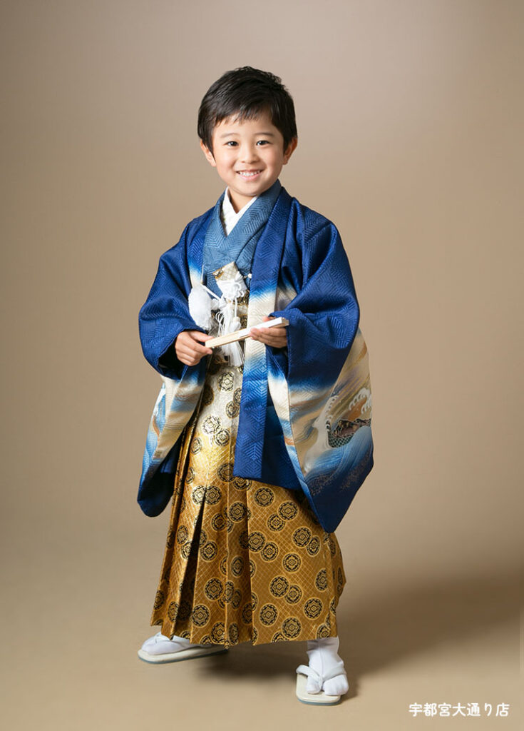七五三５歳：キレイな青い古典柄の着物を着た5才の男の子。