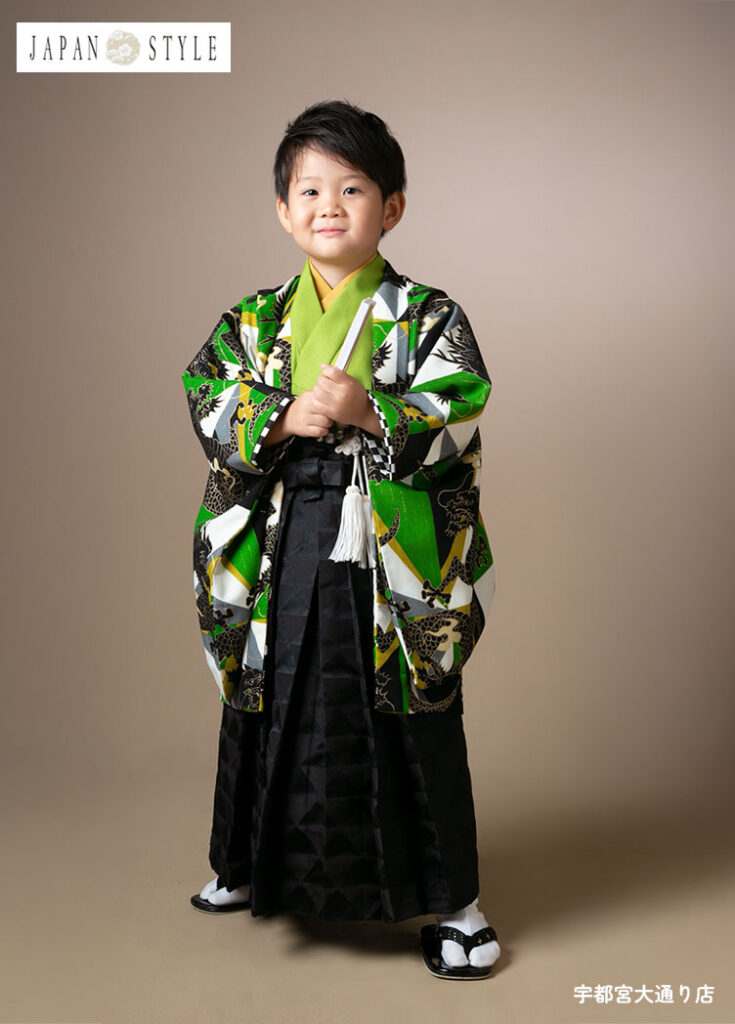 七五三５歳：グリーンと黒の龍の模様が入った着物を着た5才の男の子。