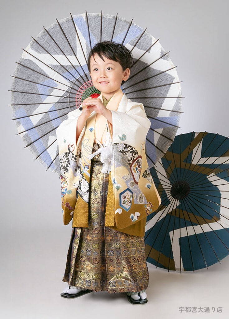 七五三５歳：白にゴールドの殿様のような着物を着た5才の男の子。