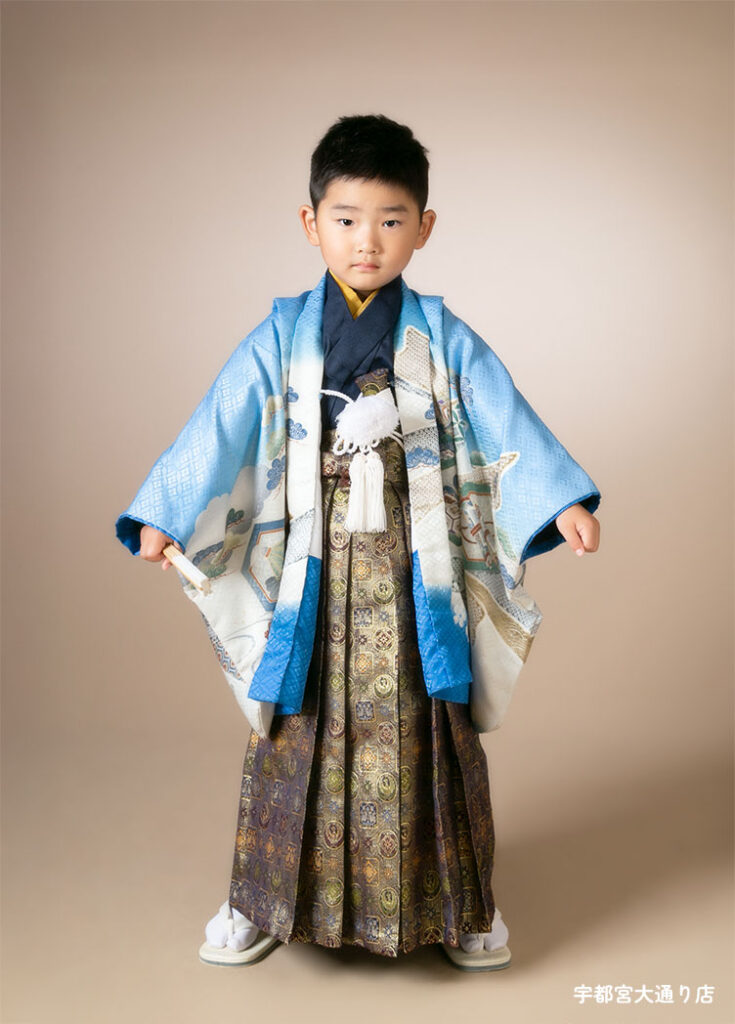 七五三５歳：鮮やかな水色の古典型の着物を着た5才の男の子。