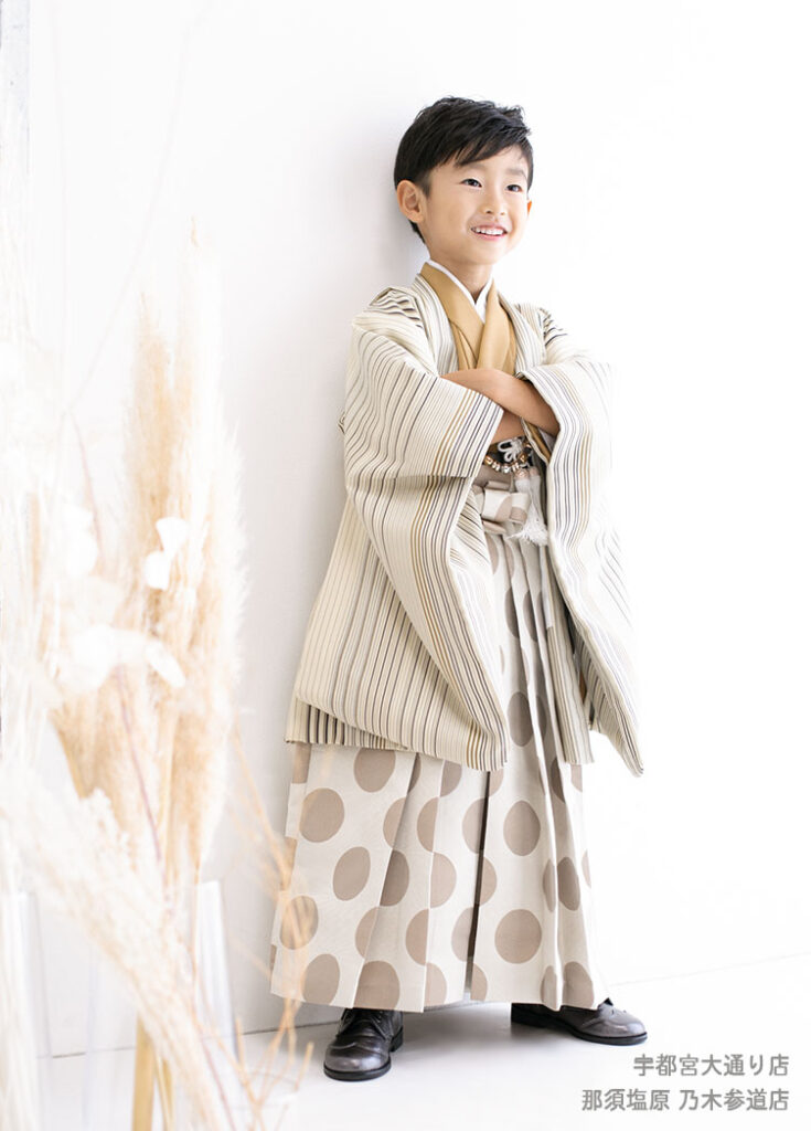 七五三５歳：今っぽいブラウンのカラーでまとめられた着物を着た５才の男の子。