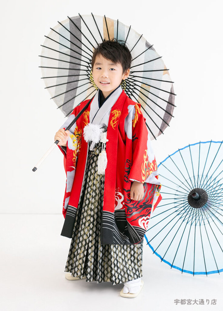 七五三５歳：赤い竜の柄の人気の着物を着た5才の男の子。