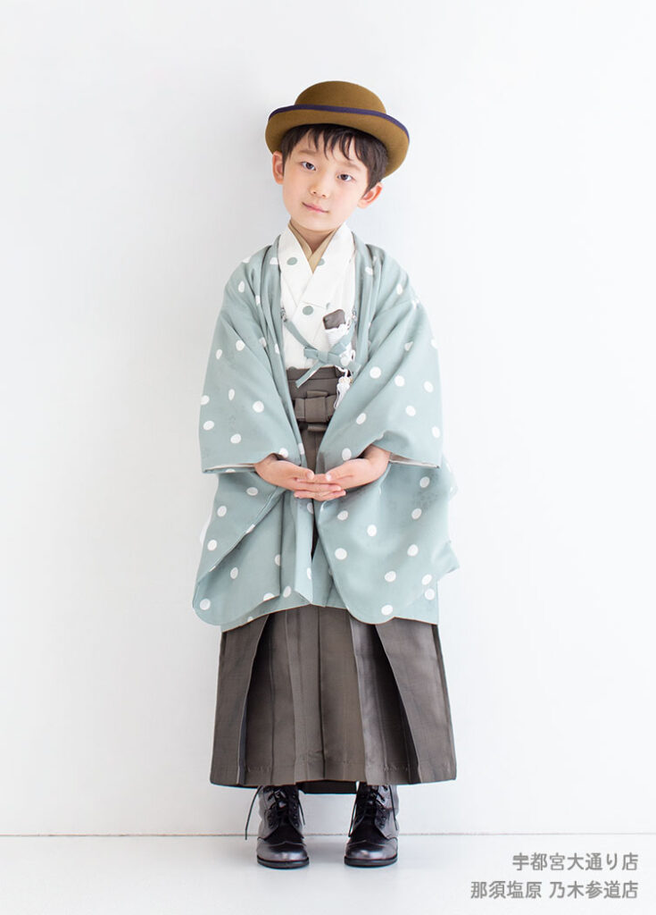 七五三５歳：くすみブルーの水玉柄の着物を着た５才の男の子。