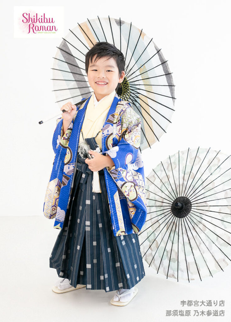 七五三５歳：青い式部浪漫の着物を着た5才の男の子。