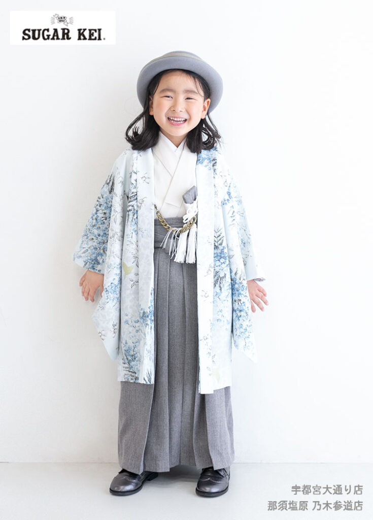 七五三５歳：涼し気なブルーでまとめられたシュガーケイのミモザ柄の着物を着た５才の男の子。