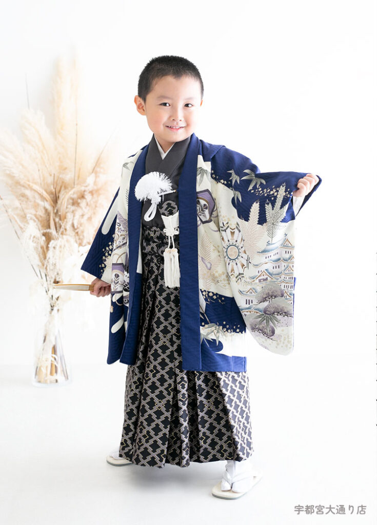 七五三５歳：紺地に白の古典的な着物を着た5才の男の子。