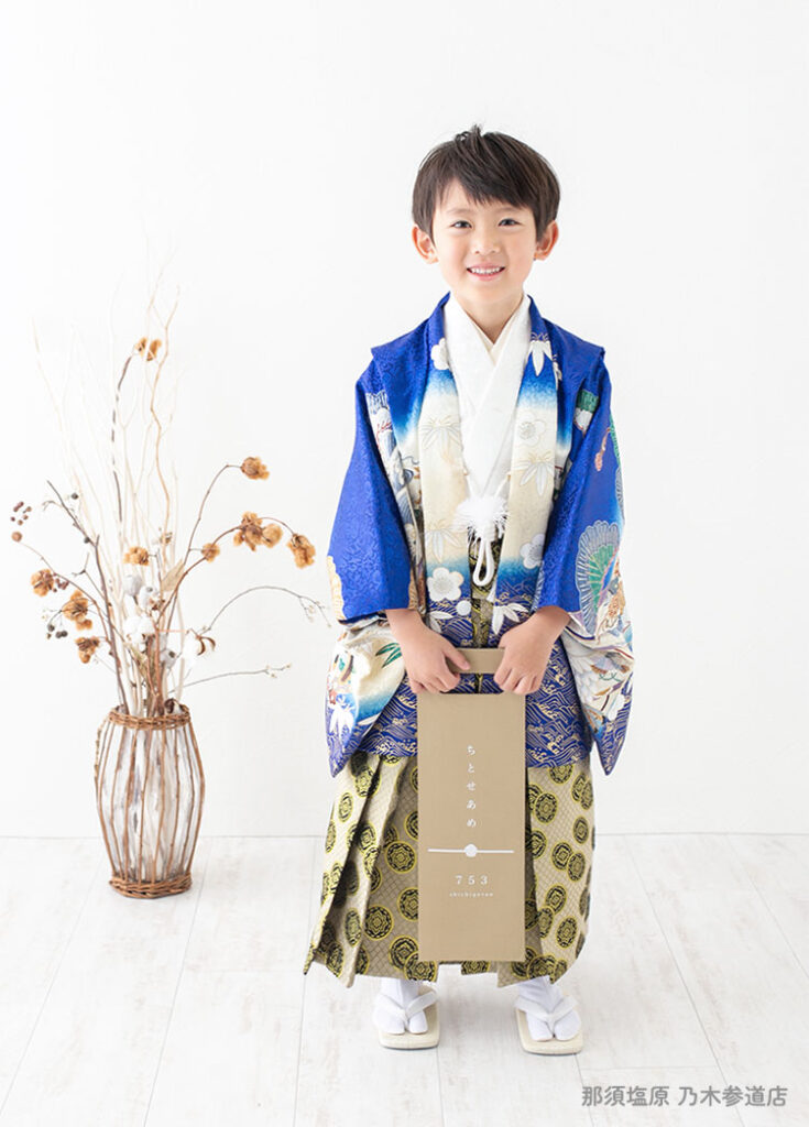 七五三５歳：キレイな青い古典柄の着物を着た5才の男の子。