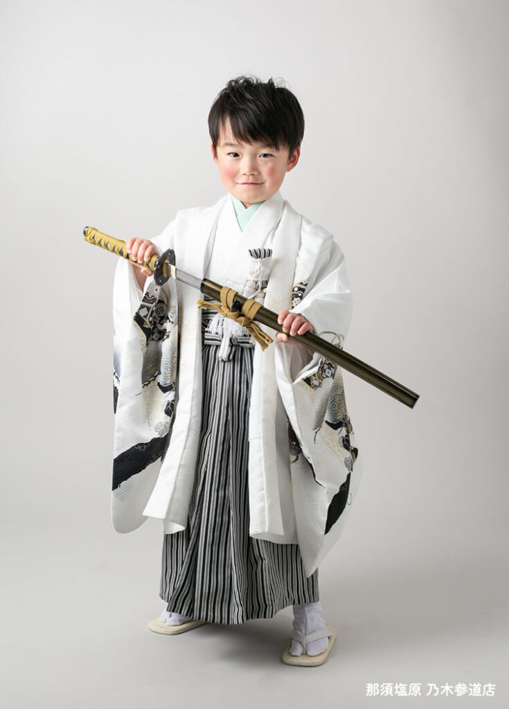 七五三５歳：白い古典柄の着物を着た5才の男の子。