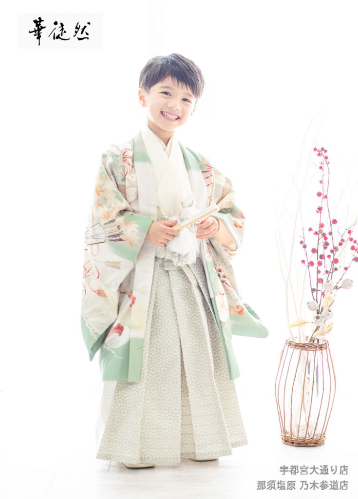 七五三５歳：淡いグリーンの上品な古典柄の着物を着た5才の男の子。