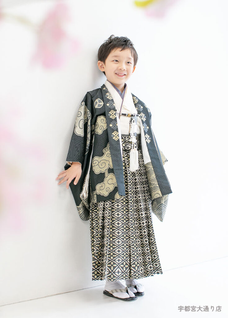 七五三５歳：グレーに雲柄の着物を着た5才の男の子。