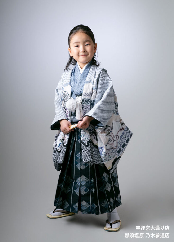 七五三５歳：水色の絞り柄の古典的な着物を着た5才の男の子。