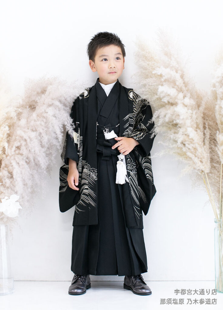 七五三５歳：黒い船の柄のクラシックな着物を着た5才の男の子。