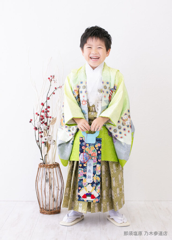 七五三５歳：鮮やかなライムグリーンの着物を着た5才の男の子。