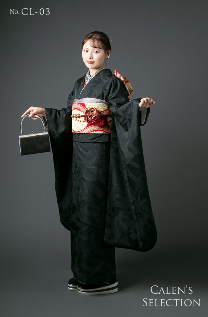 振袖レンタル：花の地模様がある無地の黒い振袖。