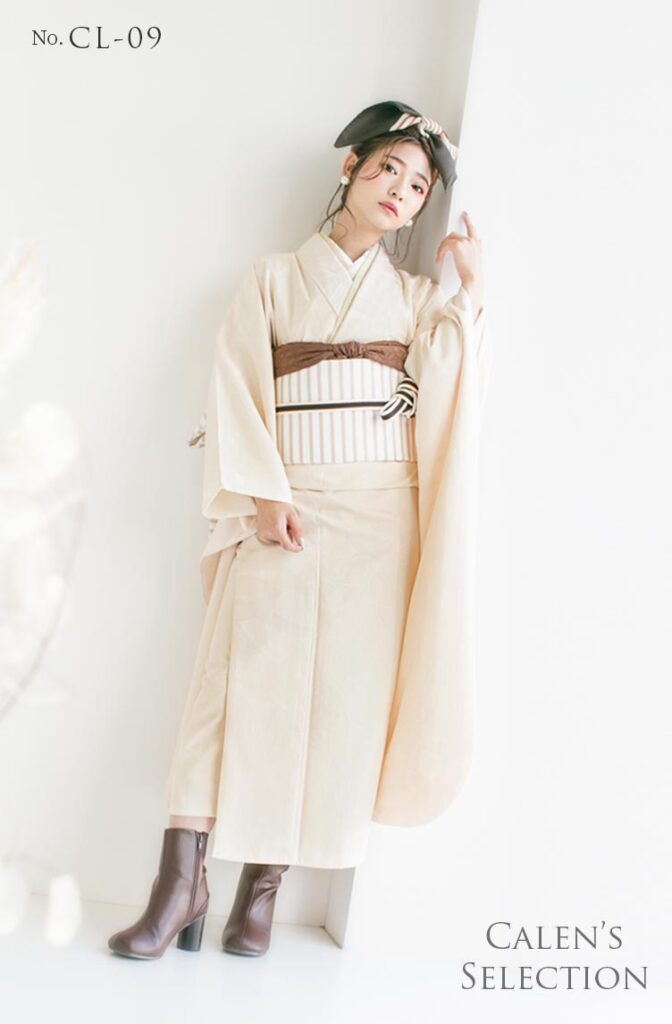 振袖レンタル：地模様のあるアイボリーの無地振袖。