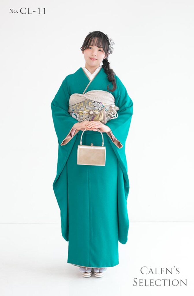 振袖レンタル：翡翠色の無地の振袖にベージュの小物を合わせた上品な振袖コーデ。