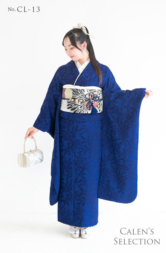 振袖レンタル：地模様のあるダークブルーの無地振袖。