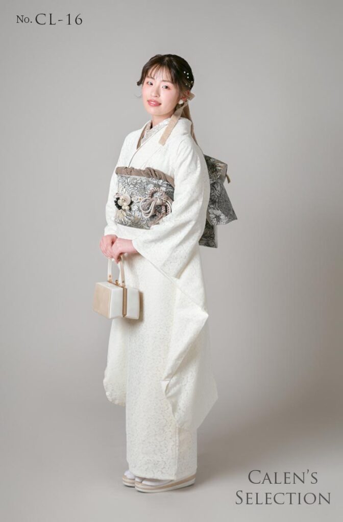 振袖レンタル：純白のレース生地のドレッシーな振袖。