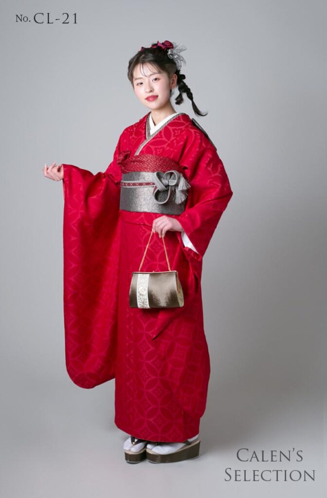 振袖レンタル：地模様のある真っ赤な無地の振袖。