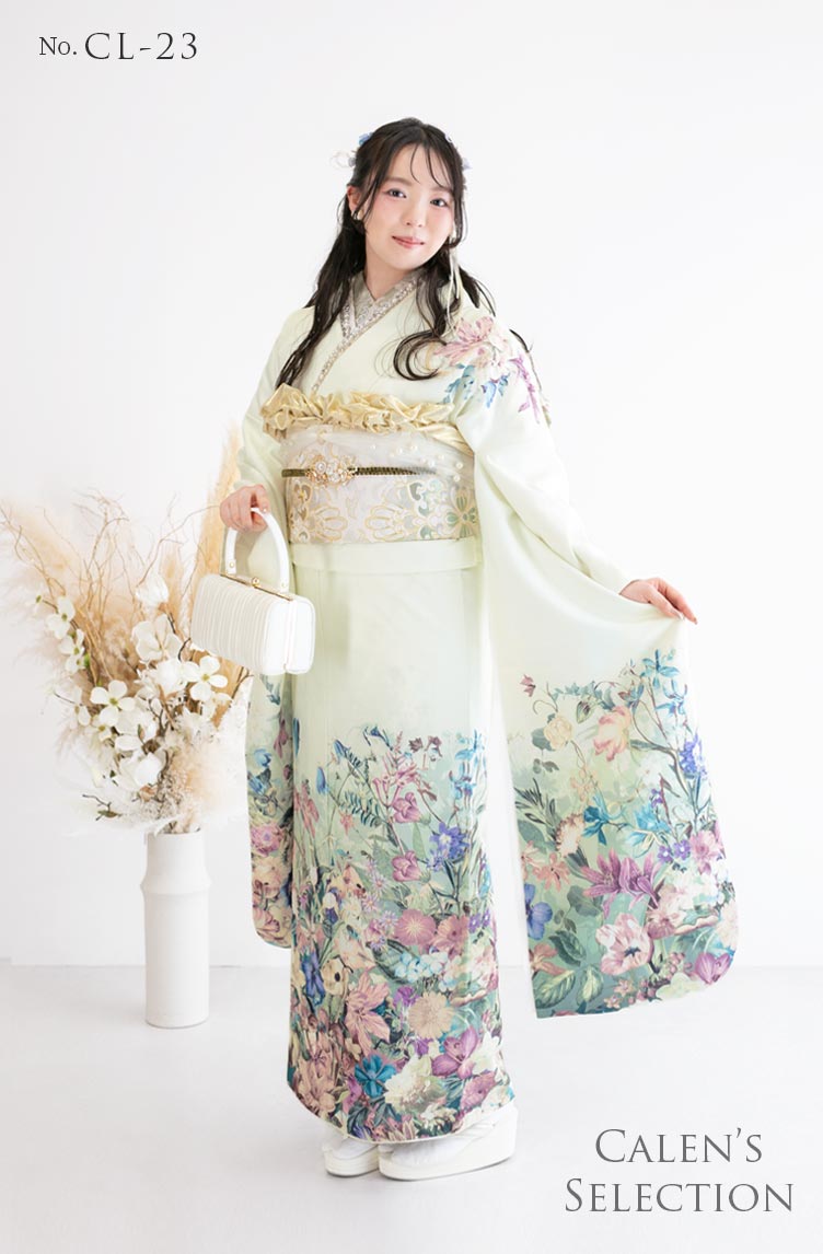振袖レンタル：淡いグリーンの着物の裾に花が咲き乱れる洋風の振袖。