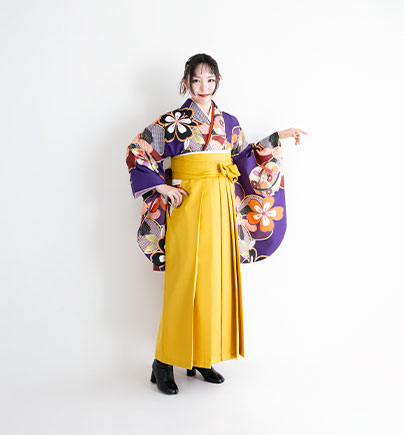 卒業袴：大きな華やかな柄が入った着物にパキっとしたイエローの袴を合わせたコーディネートの卒業袴