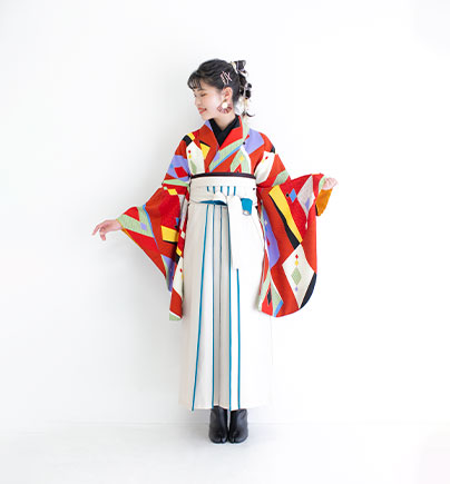 卒業袴：レトロモダンな印象のレッドの着物にホワイトの袴で抜け感をだしたコーディネートの卒業袴