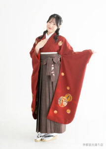 ブラウンと朱色の着物を組み合わせた落ち着いた印象のコーディネート