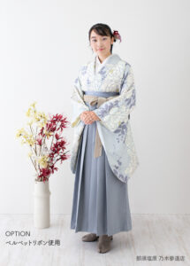 涼し気なブルーで統一された色使いにワンポイントでベルベットリボンを合わせた卒業袴のコーディネート