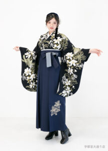 ネイビーに映える、リリィがたくさん施された、都会的な印象のクールでモダンな卒業袴のコーディネート