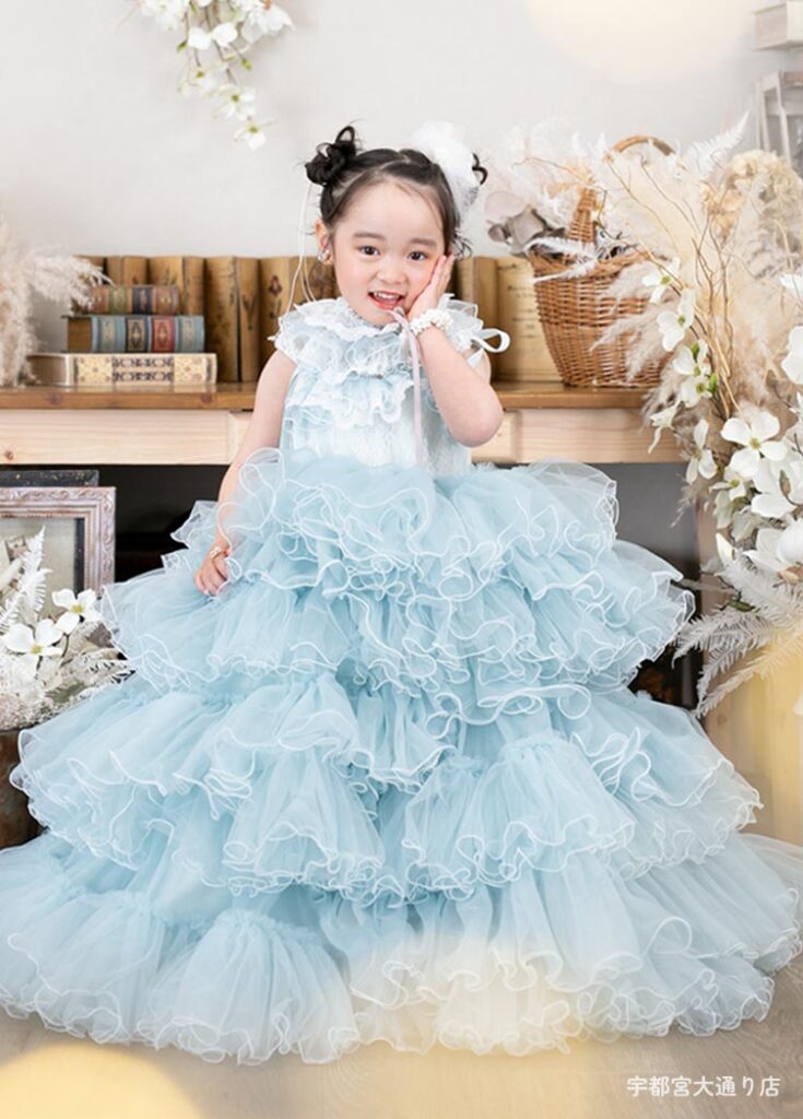 七五三３歳：水色のフリルのドレスを着た3才の女の子。