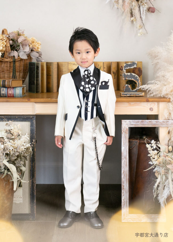 七五三５歳スーツ：白のタキシード風スーツを着た5才の男の子。
