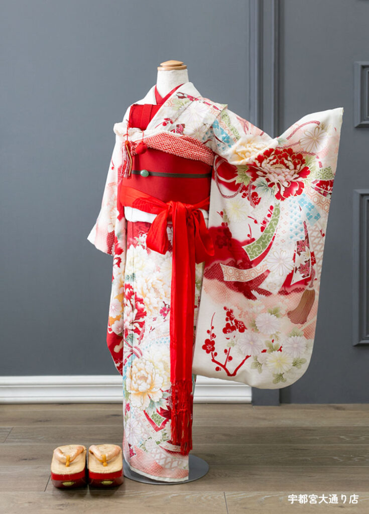 七五三７歳着物：白地に赤い花が描かれたレトロでかわいい7歳女の子の着物。