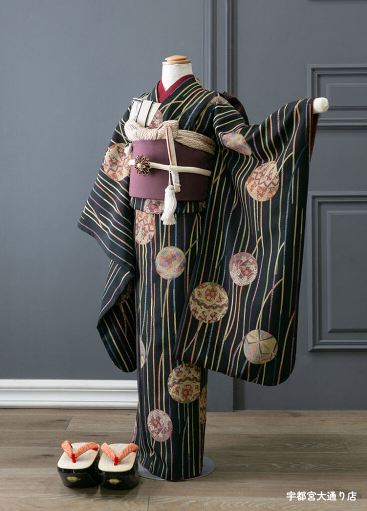 七五三７歳着物：黒地に鞠模様のレトロでかわいい7歳女の子の着物。