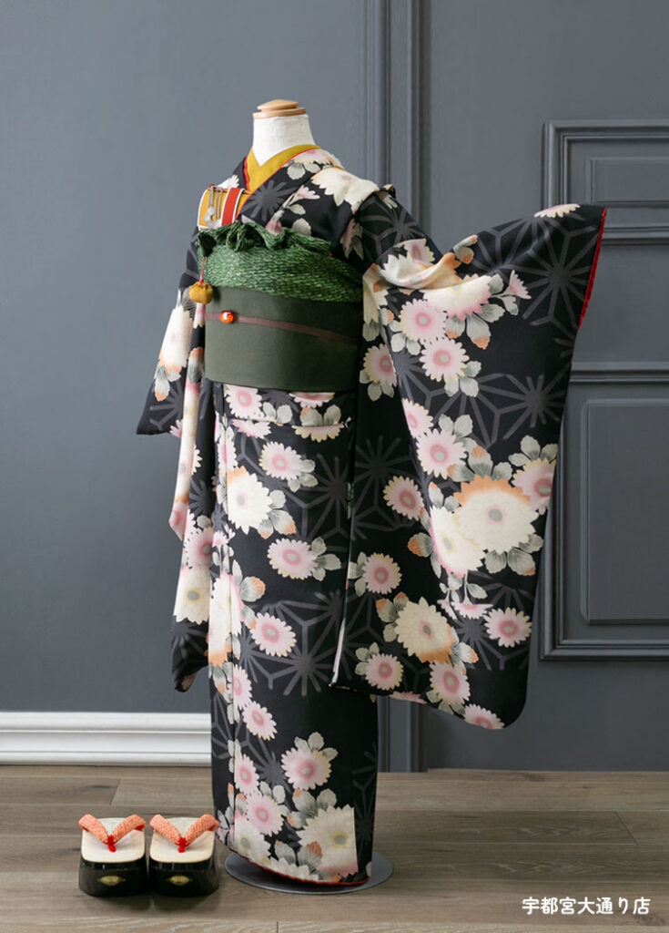 七五三７歳着物：黒地に花模様のレトロでかわいい7歳女の子の着物。