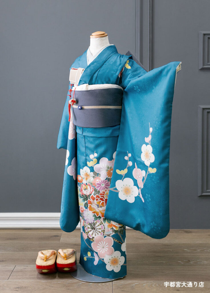 七五三７歳着物：キレイな青に白い花模様のレトロでかわいい7歳女の子の着物。