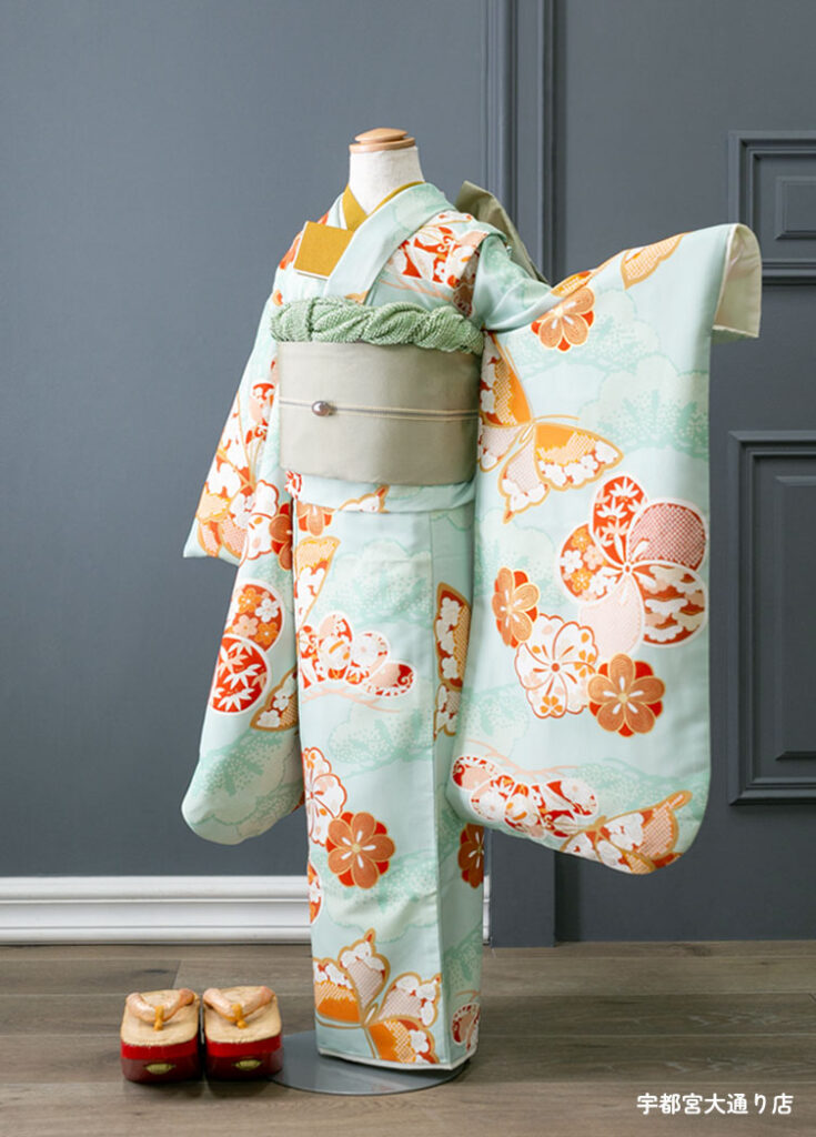 七五三７歳着物：淡いエメラルドにオレンジの花模様のレトロでかわいい7歳女の子の着物。