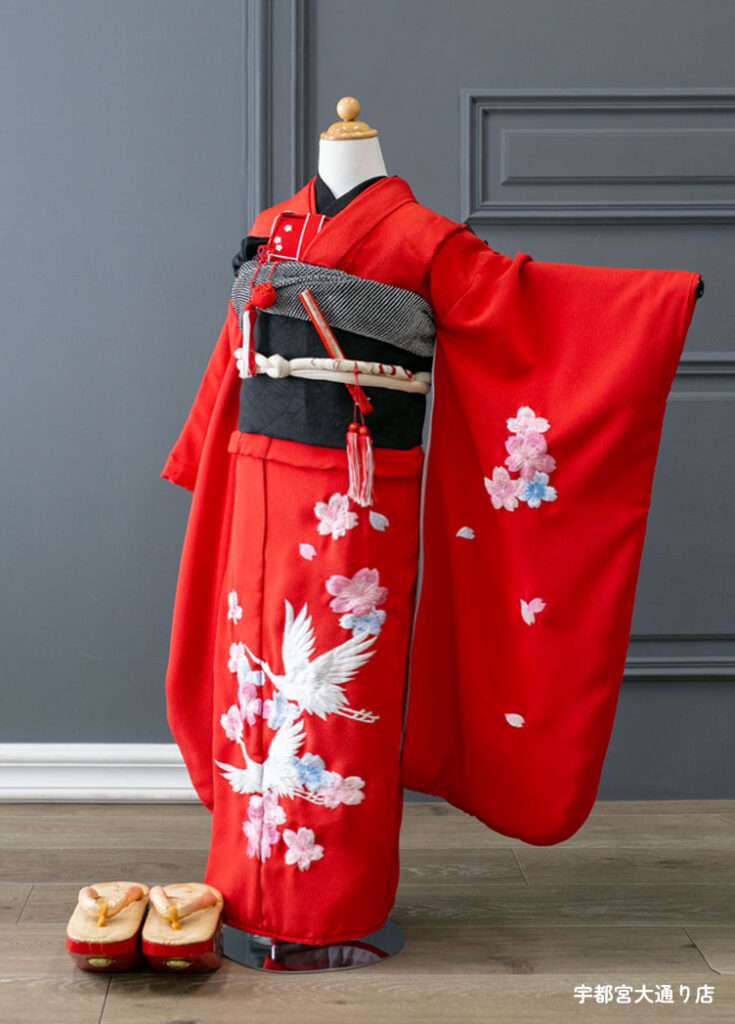 七五三７歳着物：赤に鶴の刺繍がついたレトロでかわいい7歳女の子の着物。