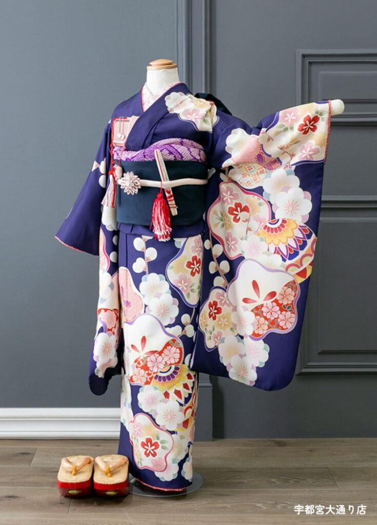七五三７歳着物：茄子紺に白い花模様のレトロでかわいい7歳女の子の着物。