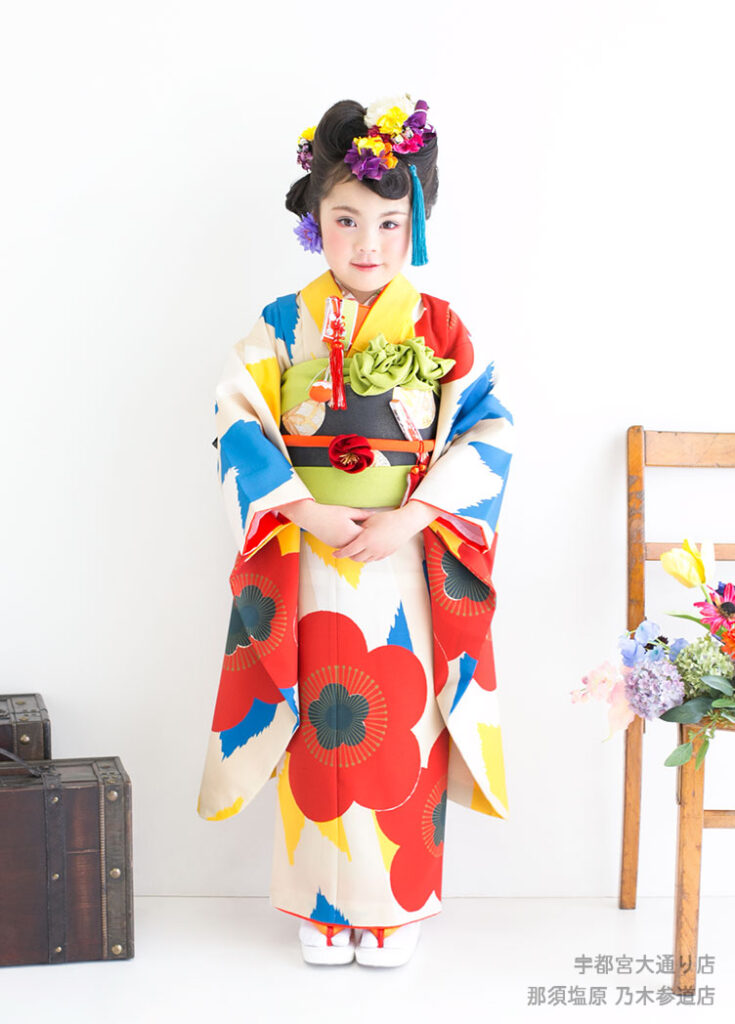 七五三７歳：カラフル花模様の着物を着た7才の女の子。