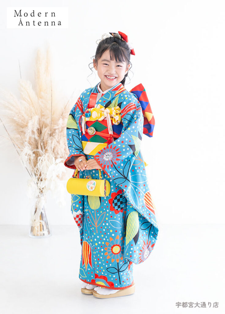 七五三７歳：ブルーのモダンアンテナの着物を着た7才の女の子。
