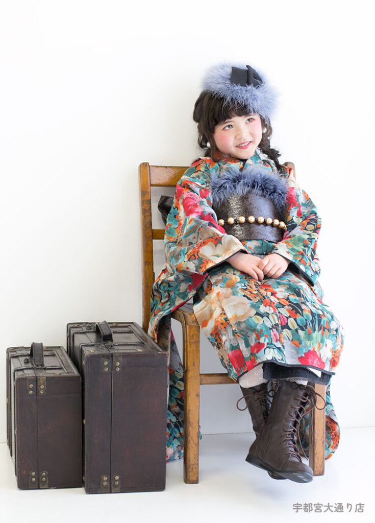七五三７歳：ポピー柄のツキオカ写真館の着物を着た7才の女の子。